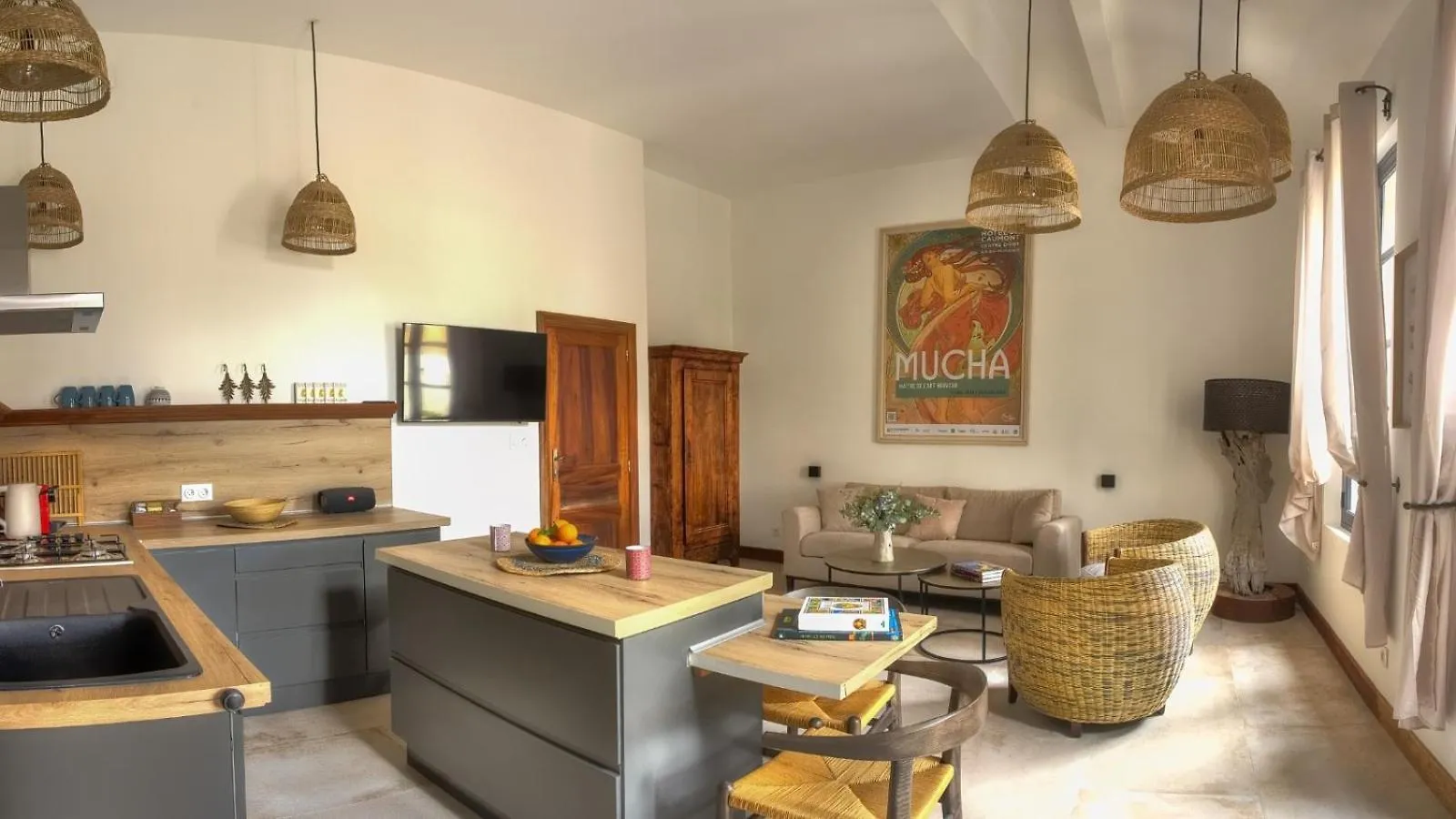 Appartement Suite Cote Sud Avec Terrasse En Centre Ville Arles