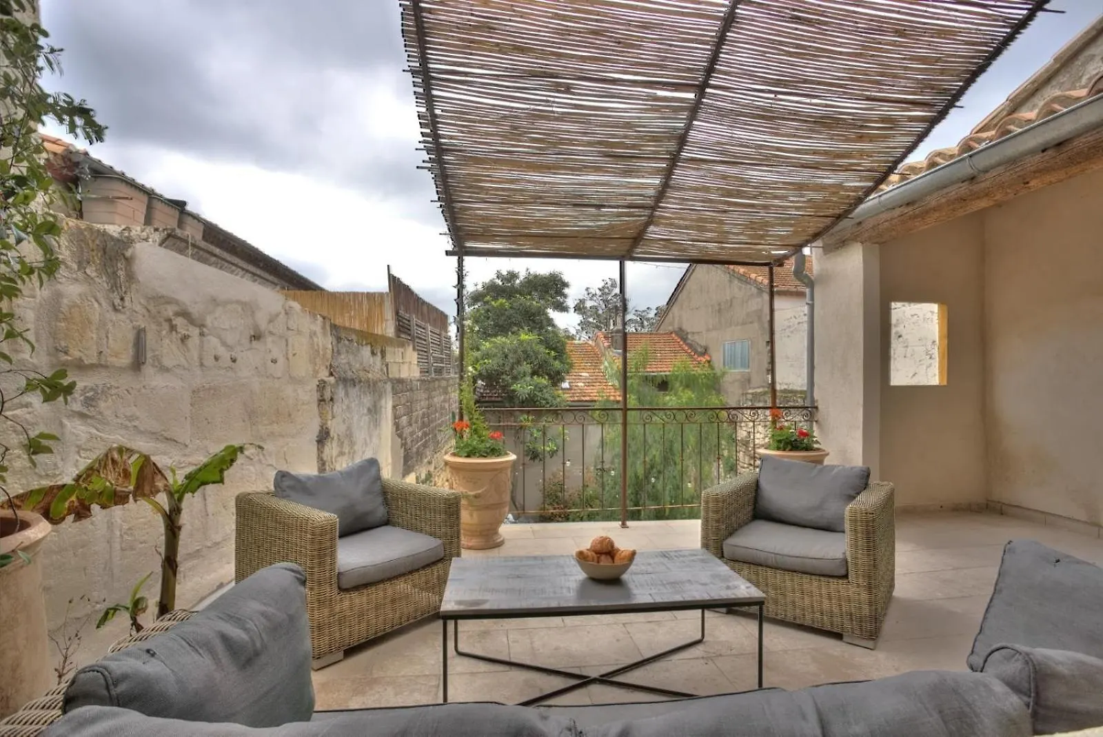 Appartement Suite Cote Sud Avec Terrasse En Centre Ville Arles